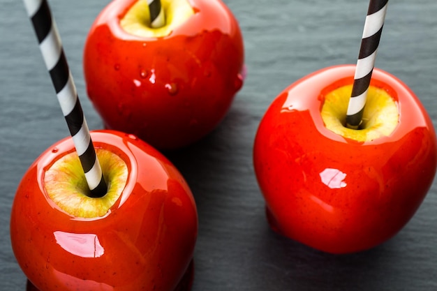 Handgemachte rote Süßigkeitsäpfel für Halloween.