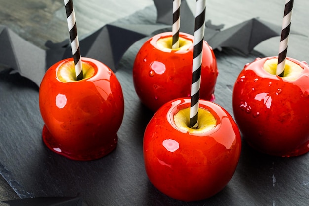 Foto handgemachte rote süßigkeitsäpfel für halloween.