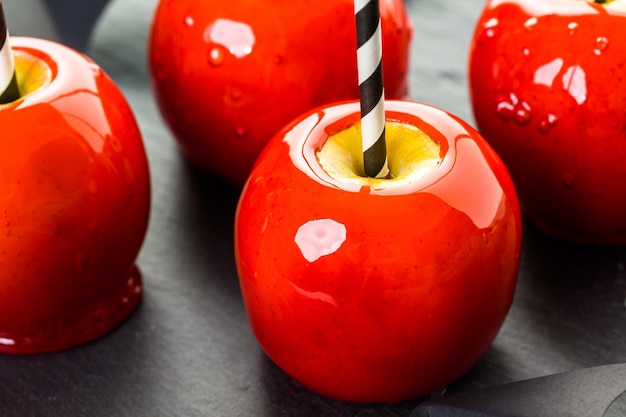 Handgemachte rote Süßigkeitsäpfel für Halloween.