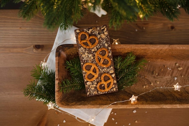 Handgemachte Schokolade auf einem Holztablett