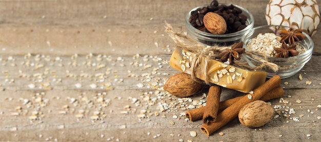 Handgemachte Seife aus Kaffeebohnen, Haferflocken, Zimt und Anis