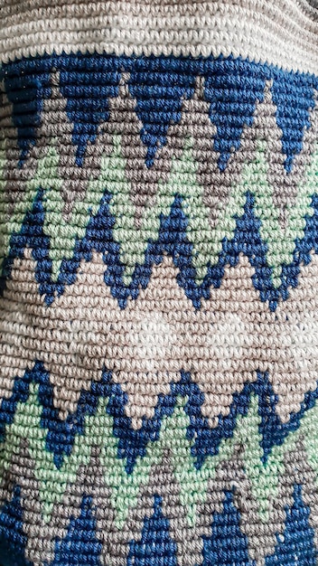 Handgemachte Taschen Aus farbigen Fäden gestrickt. Volumetrisch und angenehm zu tragen mit langem Griff