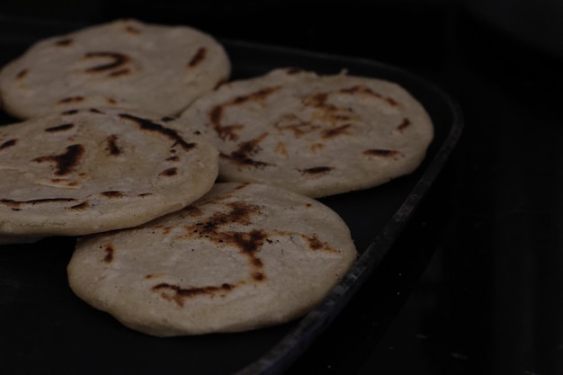 Foto handgemachte tortillas mit schwarzem hintergrund