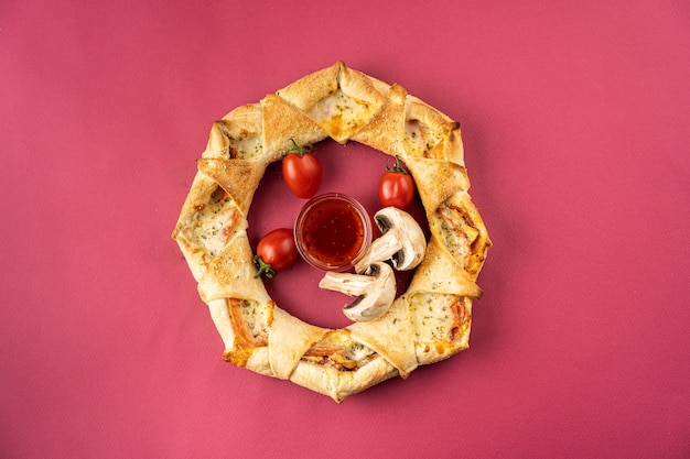 Handgemachte traditionelle Pizza auf rotem Tisch