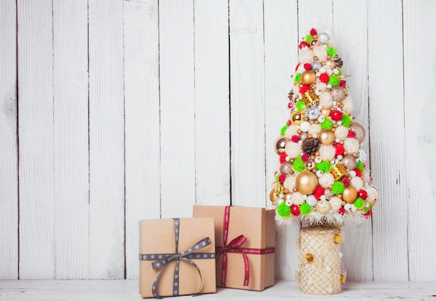 Handgemachte Weihnachtsdekorationen auf dem Tisch und der Bastelkiste