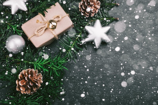 Handgemachte Weihnachtsgeschenke mit rotem Band auf Holzhintergrund