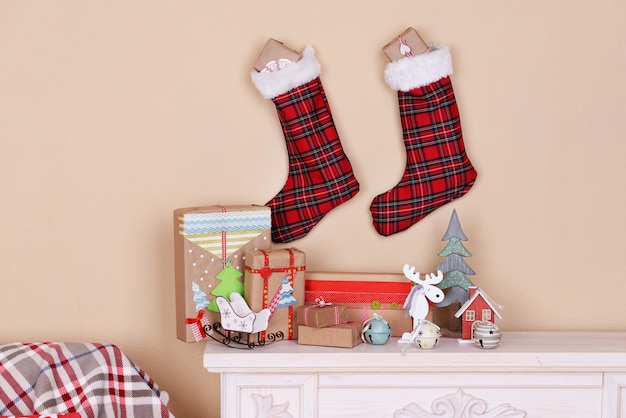 Handgemachte Weihnachtsgeschenke und Dekorationen am Kamin im Zimmer