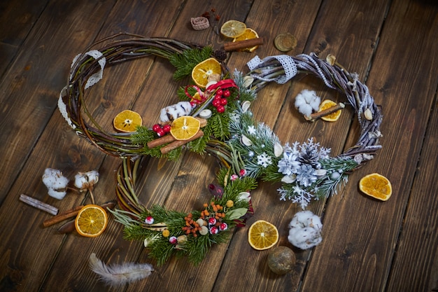 Handgemachte Weihnachtskränze auf Bretterboden