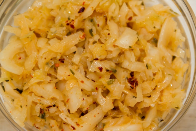 handgemachte Zubereitung von Sauerkraut und Kohl Kimchi
