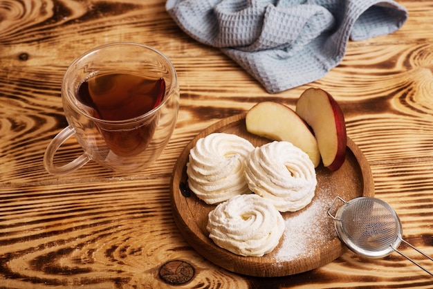 Handgemachter Marshmallow Natürliche Süße Apfelzephir und Tasse Tee in Holzoberfläche