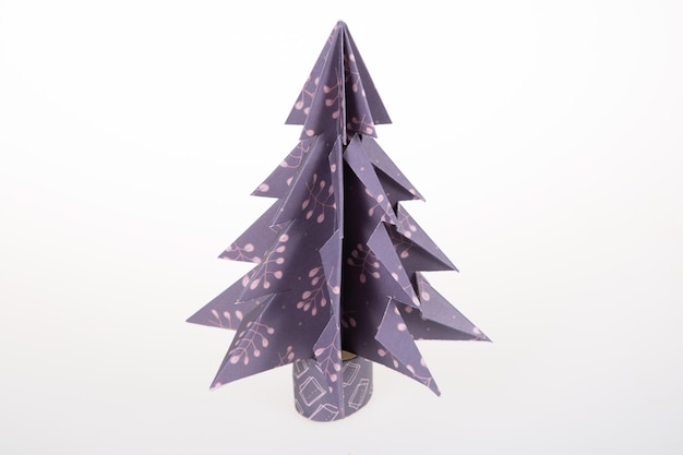 Handgemachter Origami-Papierhandwerk Kiefer Weihnachtsbaum auf Weiß