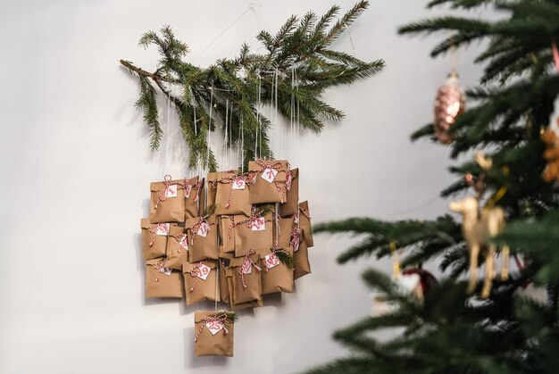 Handgemachter Weihnachts-Adventskalender Kraftpapiertüten mit kleinen Geschenken für Kinder