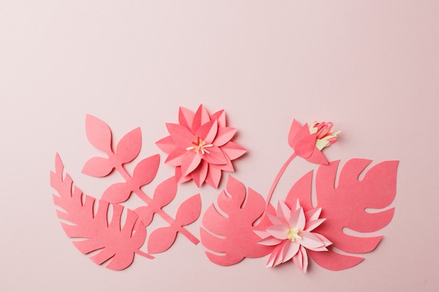 Handgemachtes dekoratives Papiermuster von der tropischen einfarbigen Blume verlässt auf einem Pastellrosa