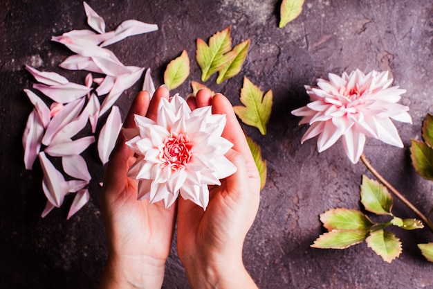 Foto handgemachtes diy, das realistische blumen aus schaumstoff macht