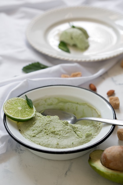 Handgemachtes leckeres eis mit avocado zubereitet. mit minze serviert