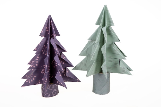 Handgemachtes Origami-Papierhandwerk Weihnachtsbaum auf Papierhandwerkkonzept