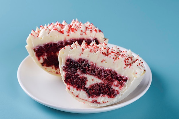 Handgemachtes schokoladen-osterei im brasilianischen stil hergestellt mit weißer schokolade red velvet cake-geschmack