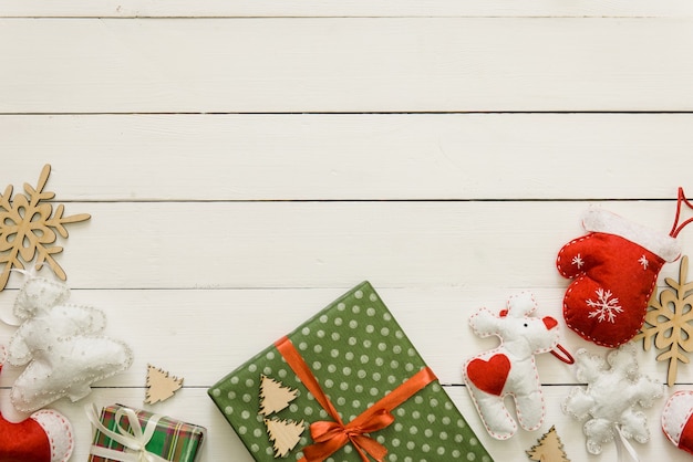 Handgemachtes Weihnachtsgeschenk mit Spielzeug und Dekor auf weißem Holzbart