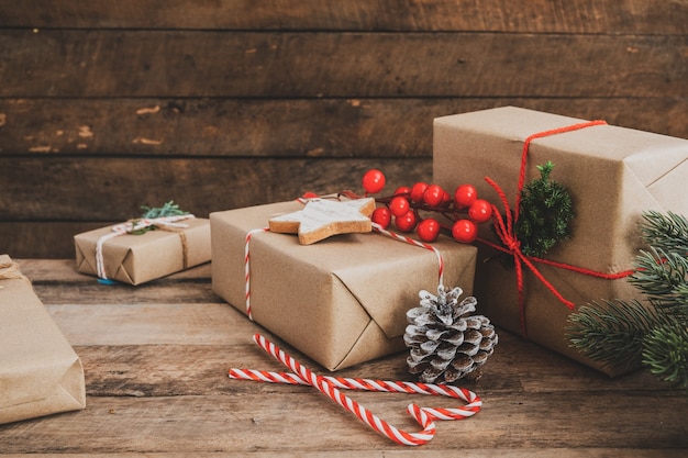 Handgemachtes Weihnachtsgeschenk mit Tag für Frohe Weihnachten und Neujahr. Rustikale Geschenkboxen zum Basteln. Vintage-Farbtonbild.