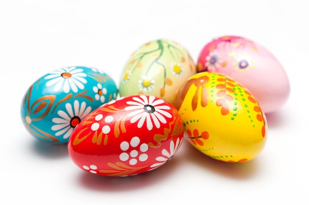 Handgemalte Ostereier auf weißem Frühlingsmuster einzigartige Kunst