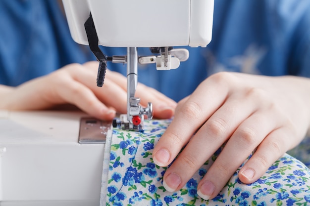 Handgenähter Stoff der Frau auf Nähmaschine.