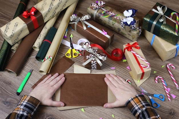 Foto handgeschenkpapier für den feiertag weihnachtsband und schleifen