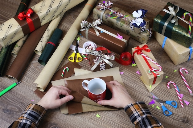 Foto handgeschenkpapier für den feiertag weihnachtsband und schleifen