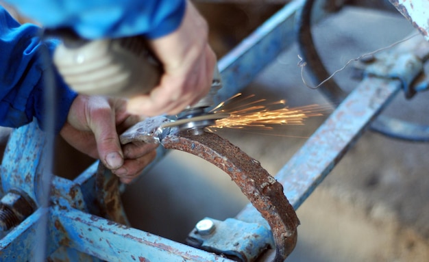 Handgeschnittenes Schneiden von rostigem Metall in der Werkstatt