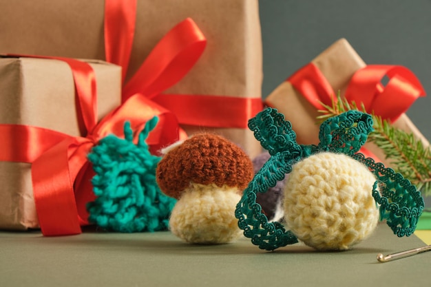 Handgestrickte Kugeln für den Weihnachtsbaum verschiedene gehäkelte Weihnachtsspielzeuge Tannenzweige und Geschenkboxen