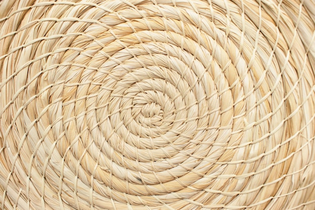 Handgewebt mit Naturfasern in Spiralform