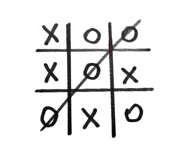 Handgezeichnetes Tictactoe-Spiel auf weißem Hintergrund
