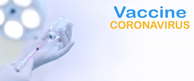 Handhaltespritze und Medizinfläschchen bereiten sich auf das Impfstoffkonzept COVID-19 (Coronavirus) vor. Krankheit, Grippebehandlung und Schutz.