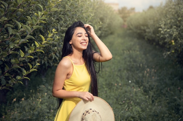 Handhut der glücklichen Frau im Garten