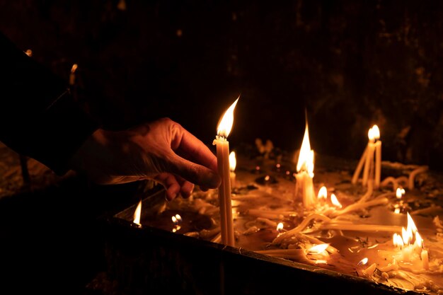 Handkerze des Mannes in der Kirche