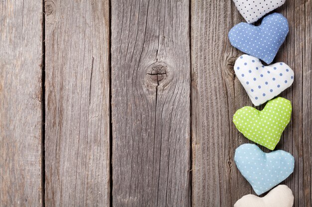 Handmaded Valentinstag Herzen auf Holztisch. Draufsicht mit Kopienraum