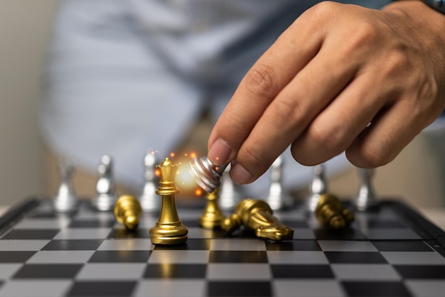 Handmann, der Schach im gameIdea-Planungsstrategie-Marketing-Geschäftskonzept hält