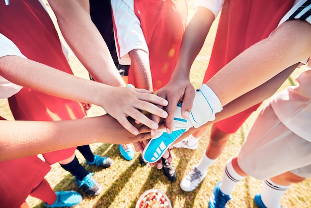 Foto handmannschaft und fußball zur unterstützung vertrauen und zusammenarbeit für vielfalt im sport auf einem feld im freien handfußball und teamarbeit verbinden sich zur motivationsunterstützung oder zum plan, um ein spiel zu gewinnen