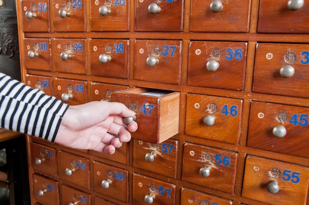 Foto handöffnender medizinschrank aus holz