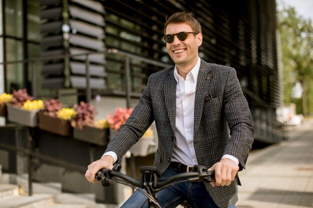 Handosme jovem empresário na ebike na rua