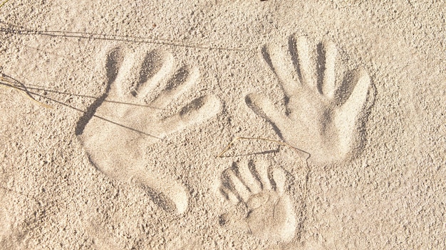 Handprints na areia na praia do Mar Báltico