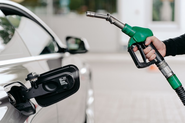 Handpumpen von Benzinkraftstoff im Auto an der Tankstelle