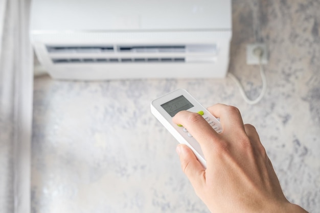 Handregulierung der Temperatur der Klimaanlage mit Fernbedienung