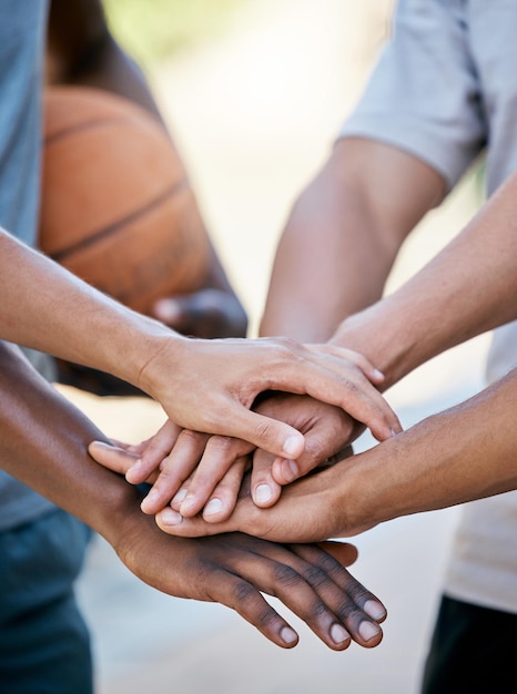 Hands Basketball und Team in der Sportmotivation Unterstützung oder Vertrauen für die Zusammenarbeit, Zusammenarbeit und Einheit Gruppenhand von Sportlern in Teamwork-Meetings oder Vereinbarungen für Sporttraining im Freien