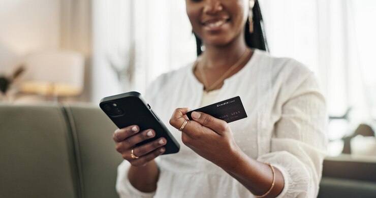 Foto hands frau und kreditkarte mit smartphone auf dem sofa für online-shopping zahlung und fintech zu hause closeup mobile banking und finanzen für verkauf passwort und code für e-commerce geld oder ersparnisse
