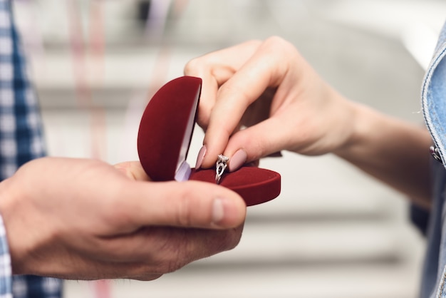 Hands of Girl Take Engagement Ring Matrimonio Oferta.