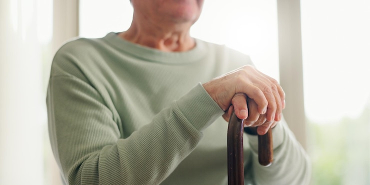 Foto hands senior und walking stick person mit einer behinderung und nahaufnahme mit wellness ältere pflege stock, um mit gleichgewicht zu helfen und unterstützung bei parkinson-krankheit oder arthritis kranke und gesundheitliche probleme