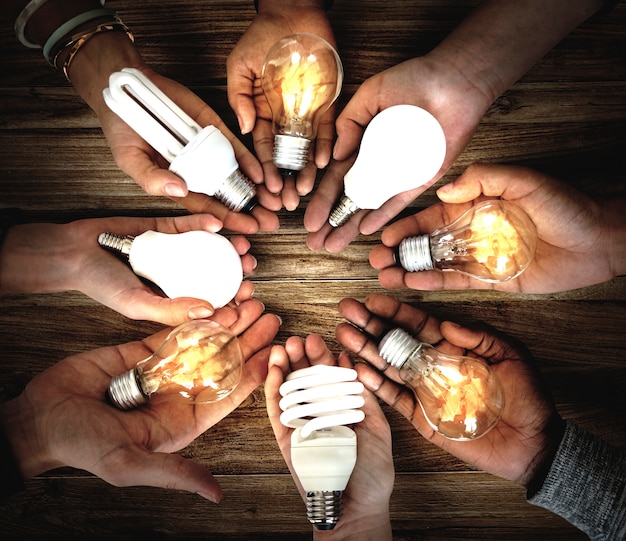 Hands Show Light Bulb Ideas juntos Asociación