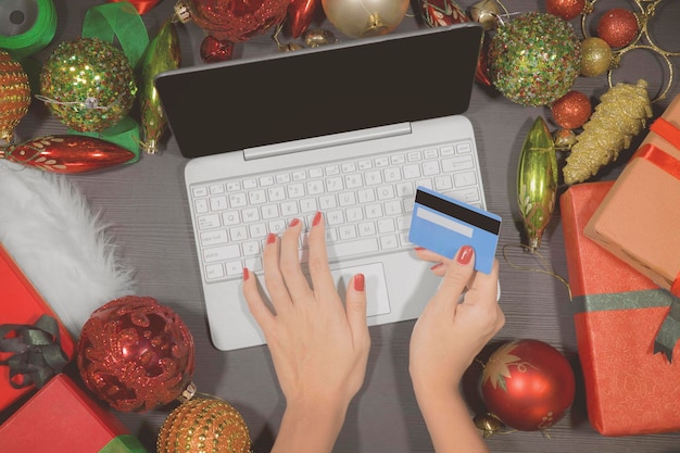 Hands Weihnachts-Online-Shopping