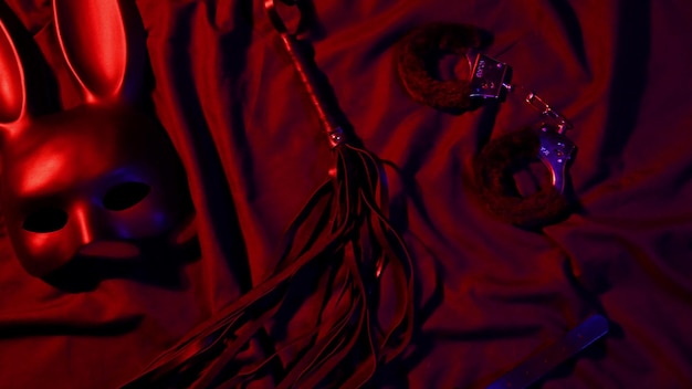 Handschellen aus Leder, Peitsche, Maske und Halsband für BDSM-Sex mit Unterwerfung und Dominanz