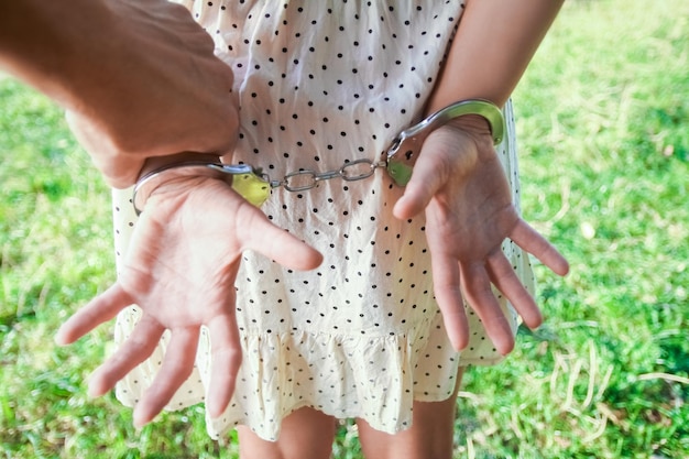 Handschellen im Freien im Park